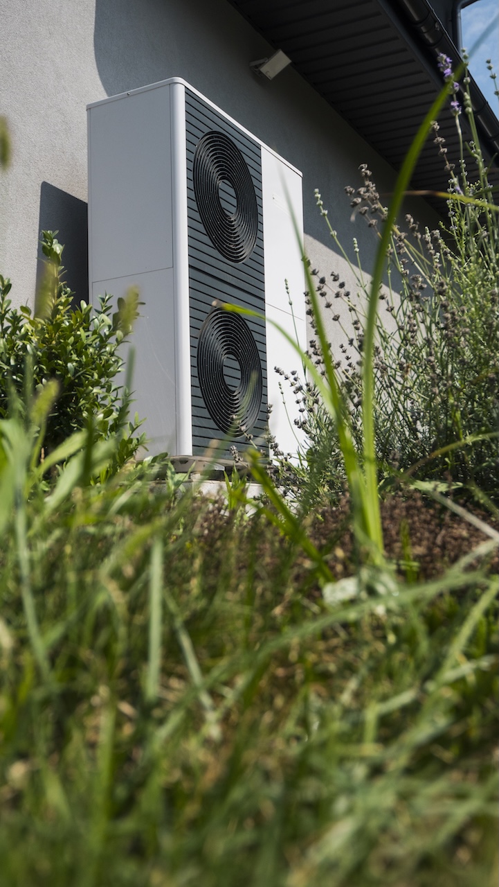 Unité extérieure de pompe à chaleur air-eau posée sur une maison de Caudan